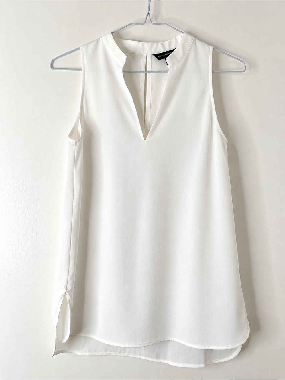 Banana Republic White Split Neck Sleeveless Blouse Pleated Keyhole Back